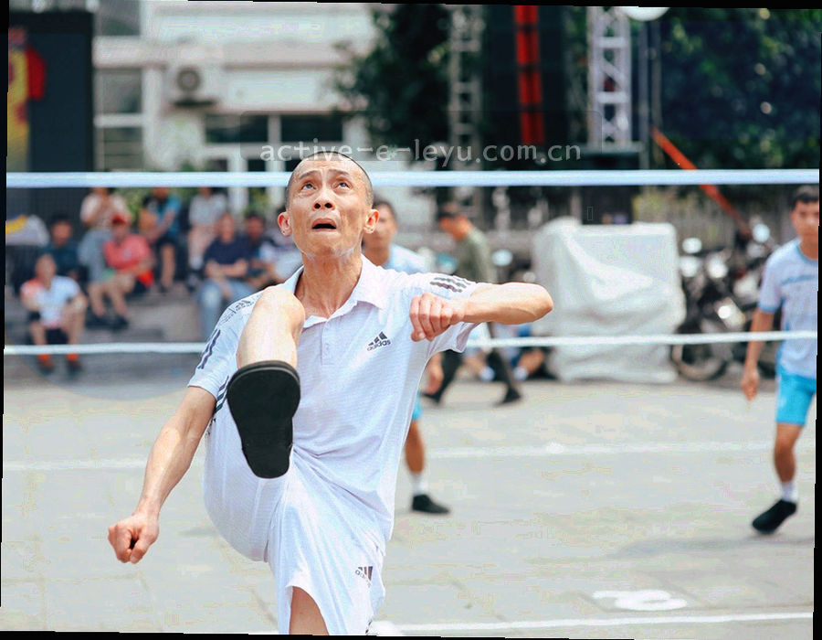桌面上摊开的赛程数据板与操作中的手部局部，冷色灯光下不见清晰人脸